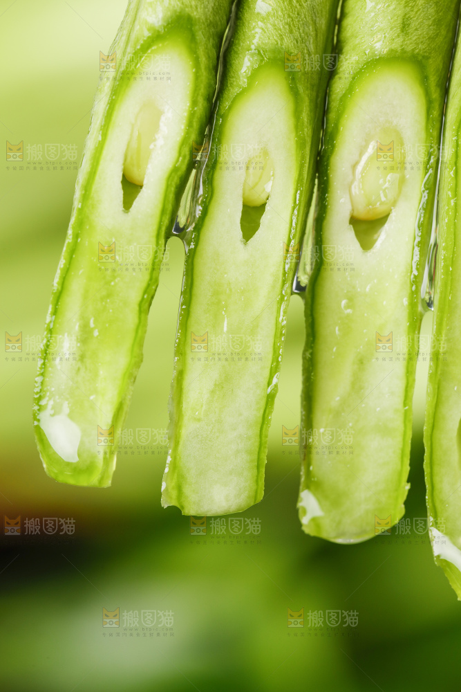 浅底上切开的长豆角