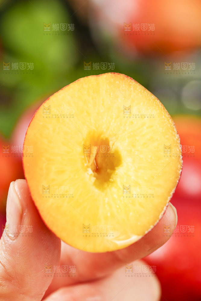 手里拿着黄心油桃