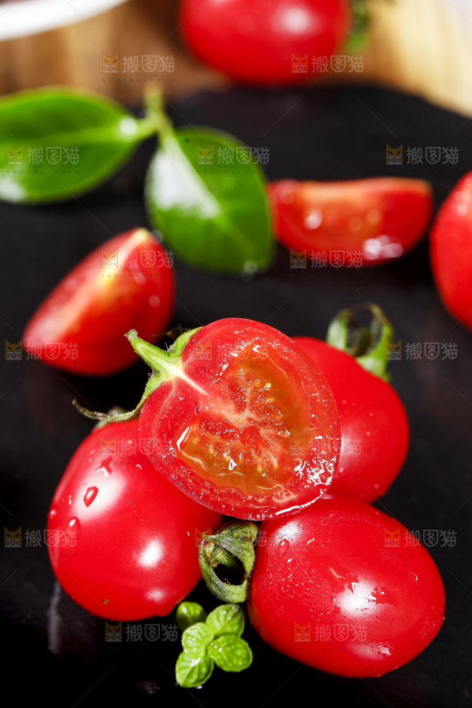 黑底上摆放着樱桃小番茄