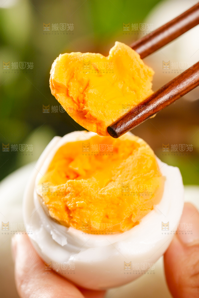 手里拿着咸鸭蛋