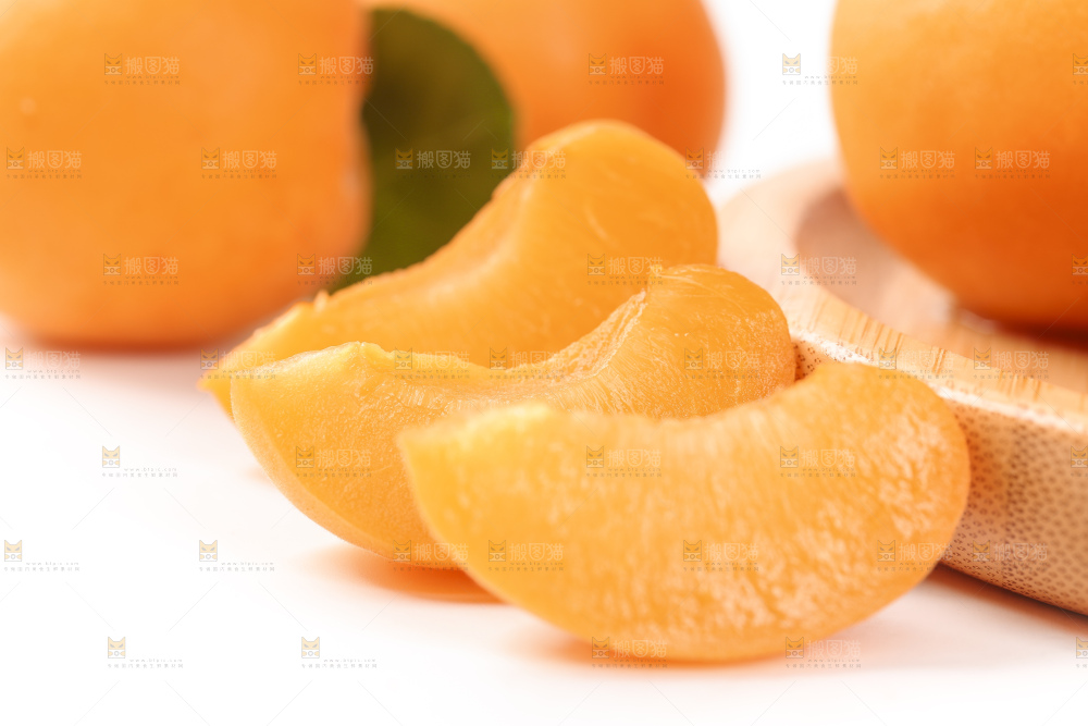 白底上摆放着秦岭头茬大黄杏