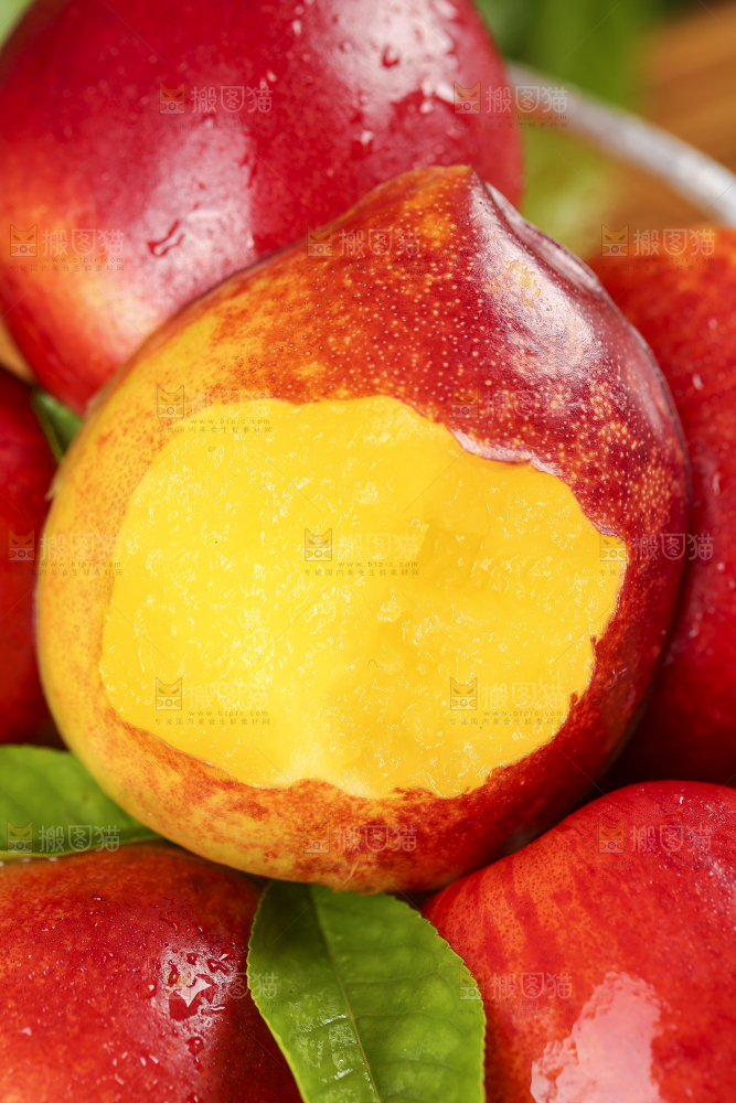 碟子里装着油桃子