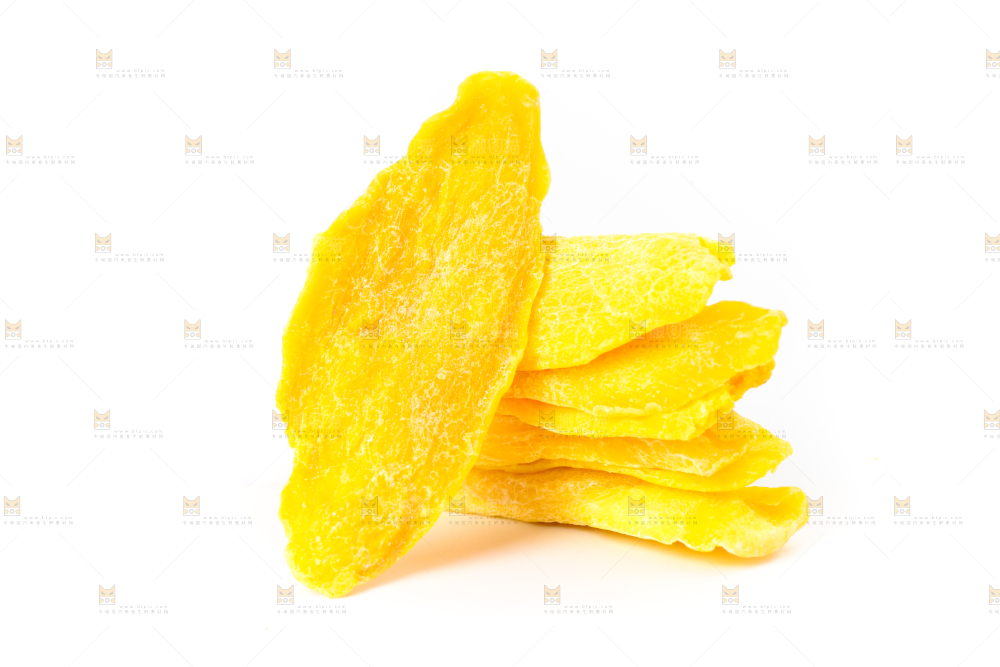 碟子里装着风味芒果干