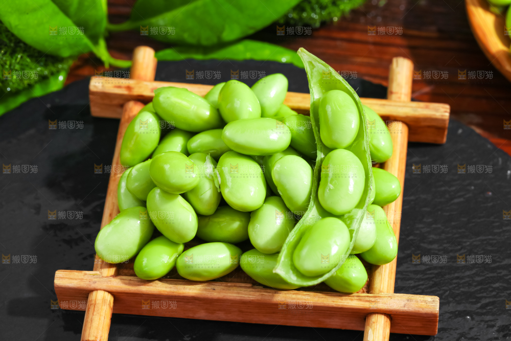 黑底上摆放着青豆