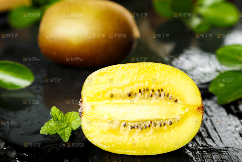黑底上放着新鲜黄心猕猴桃