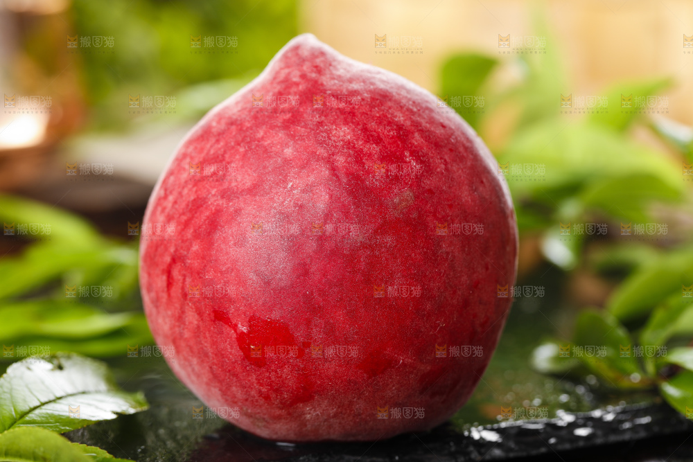 黑底上摆放着大桃子