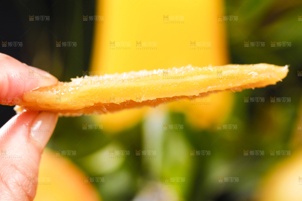 手里拿着芒果的果核