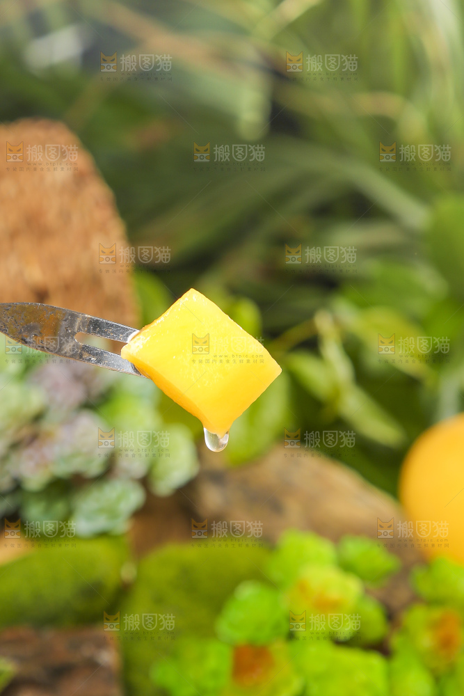 叉子叉着甜心芒的果肉