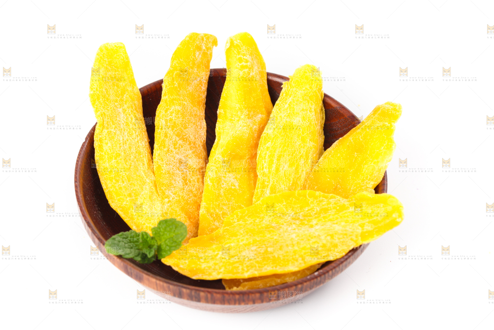 碟子里装着风味芒果干