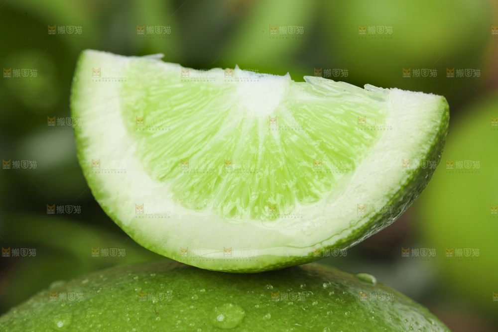 深底上放着新鲜香水柠檬