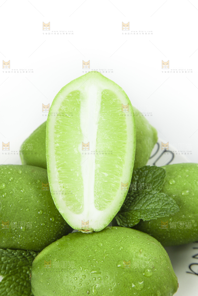 盘子里装着香水柠檬