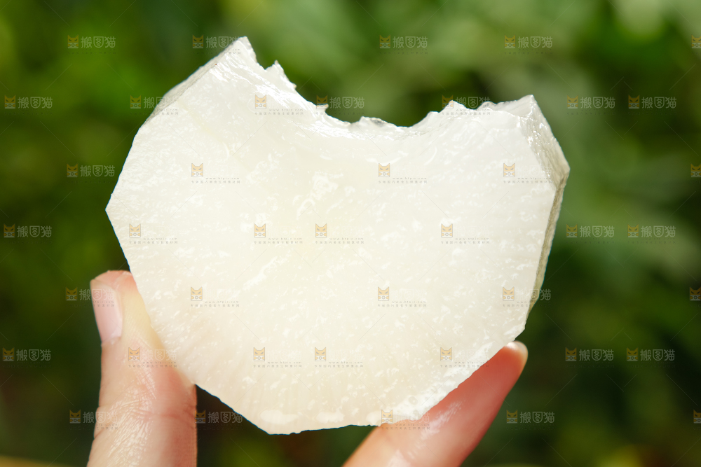 手里拿着一块白萝卜