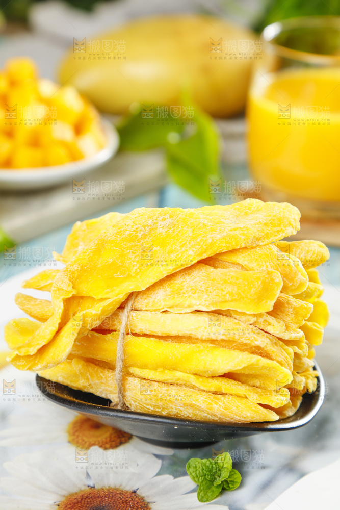 碟子里装着芒果蜜饯