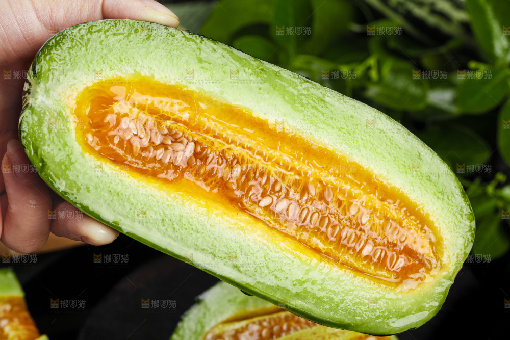 手里拿着羊角蜜甜瓜