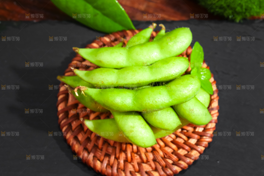 编织垫上摆放着毛豆