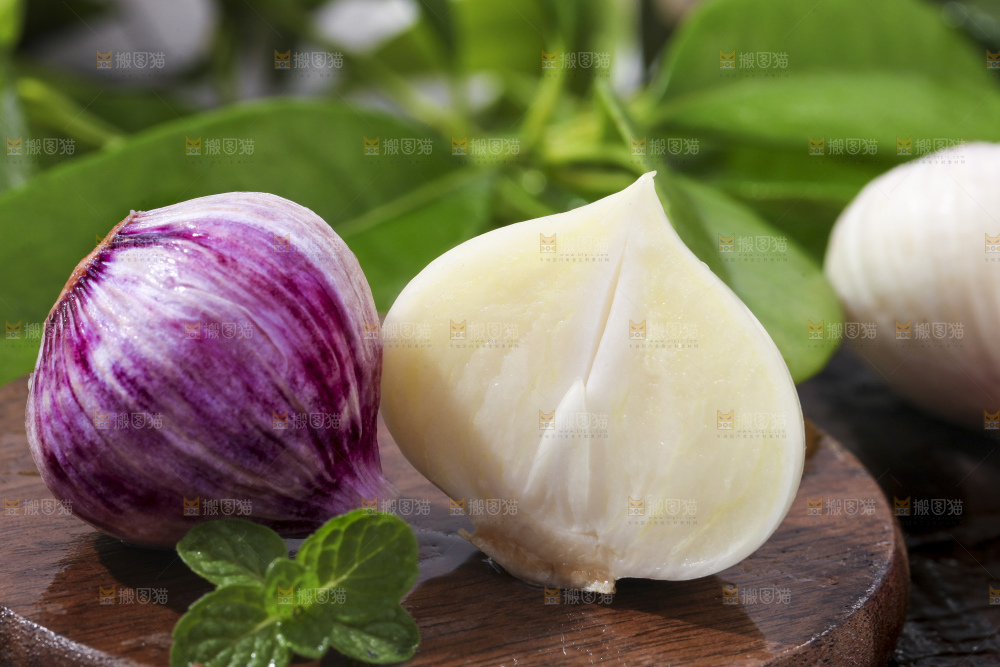 深底上摆放着云南独头蒜