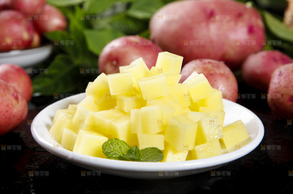 碟子里装着切成小块的土豆