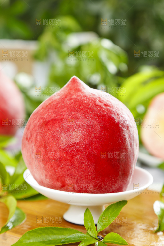 碟子里装着新鲜水蜜桃