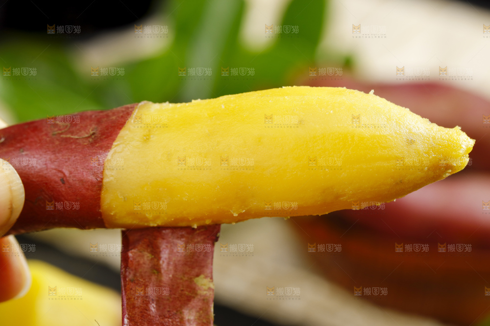 手里拿着小番薯