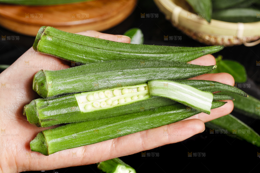 手里拿着秋葵