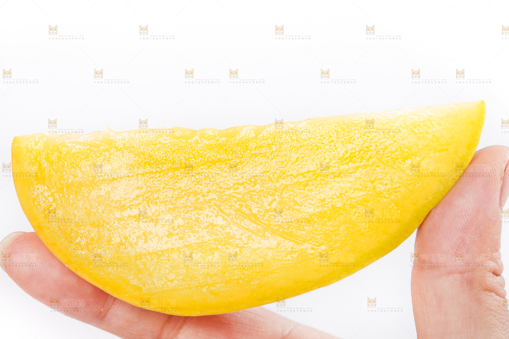 手里拿着芒果