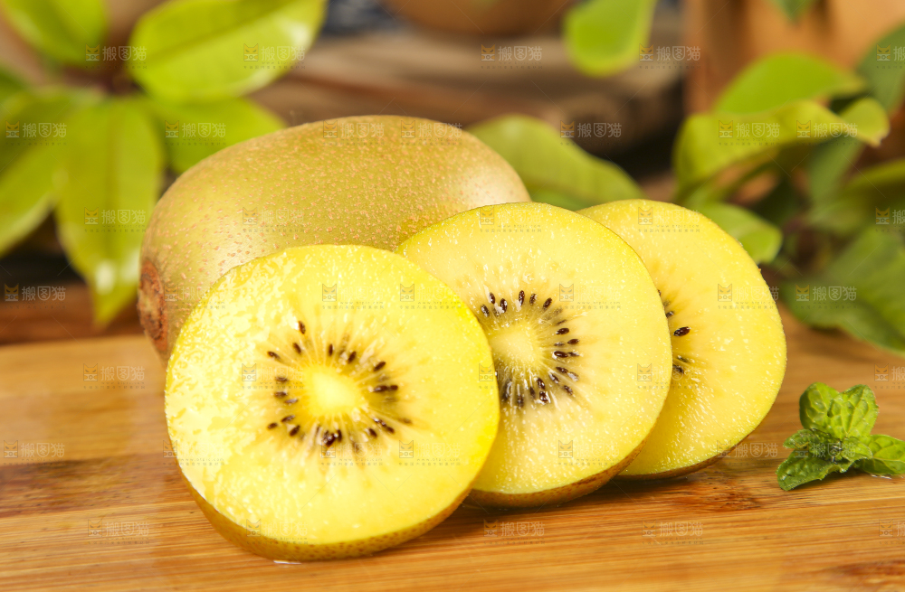 木底上摆放着奇异果