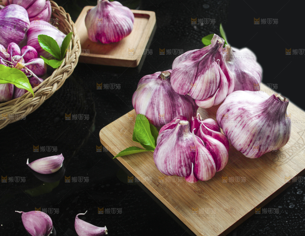 木板上放着紫皮多瓣蒜