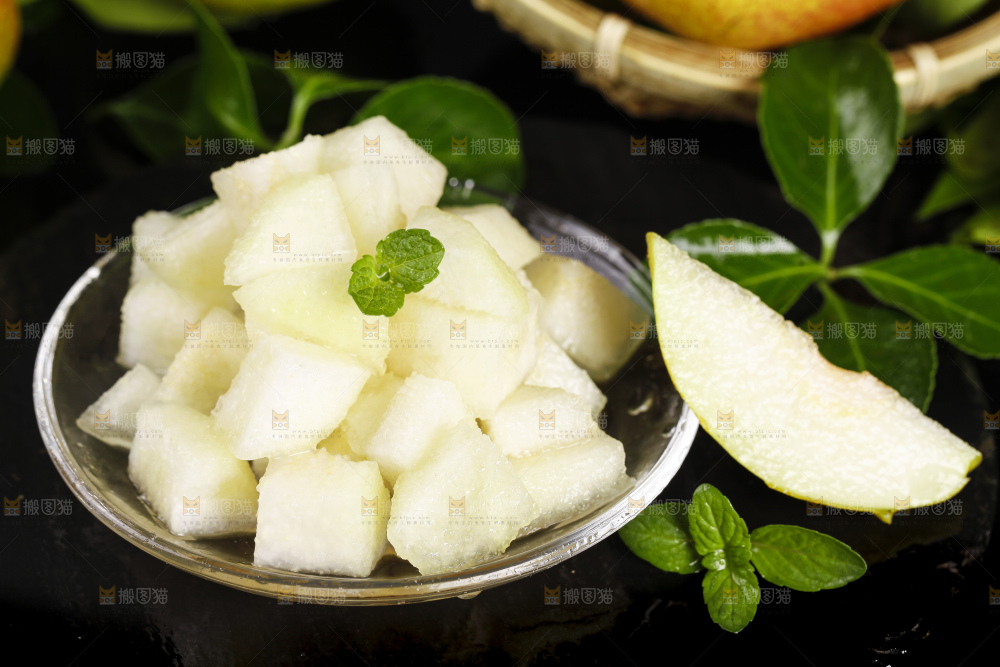 碟子里装着香梨的果肉