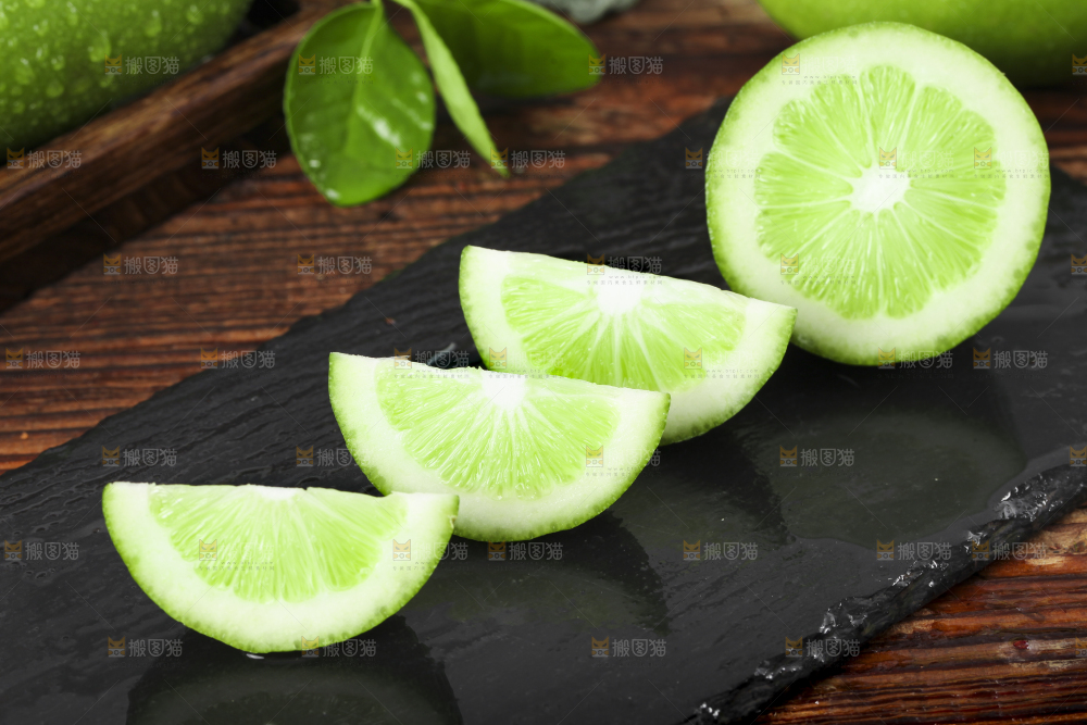 黑底上放着香水柠檬