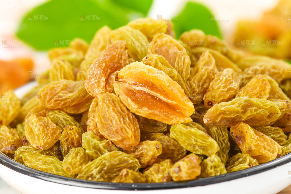 盘子里装着绿提子干