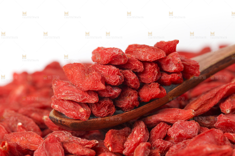勺子上摆放着枸杞
