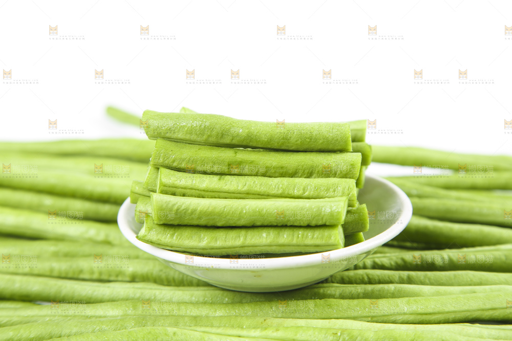 白底上放着豇豆角