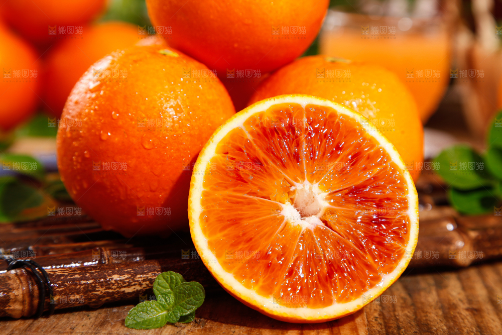 木底上放着玫瑰血橙