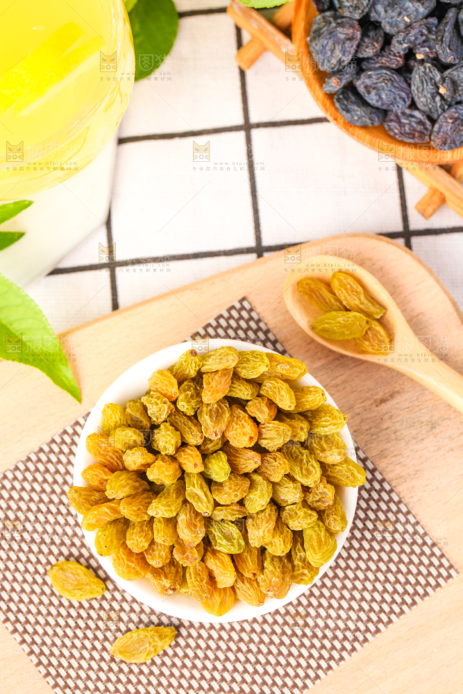 碟子里装着绿提子干