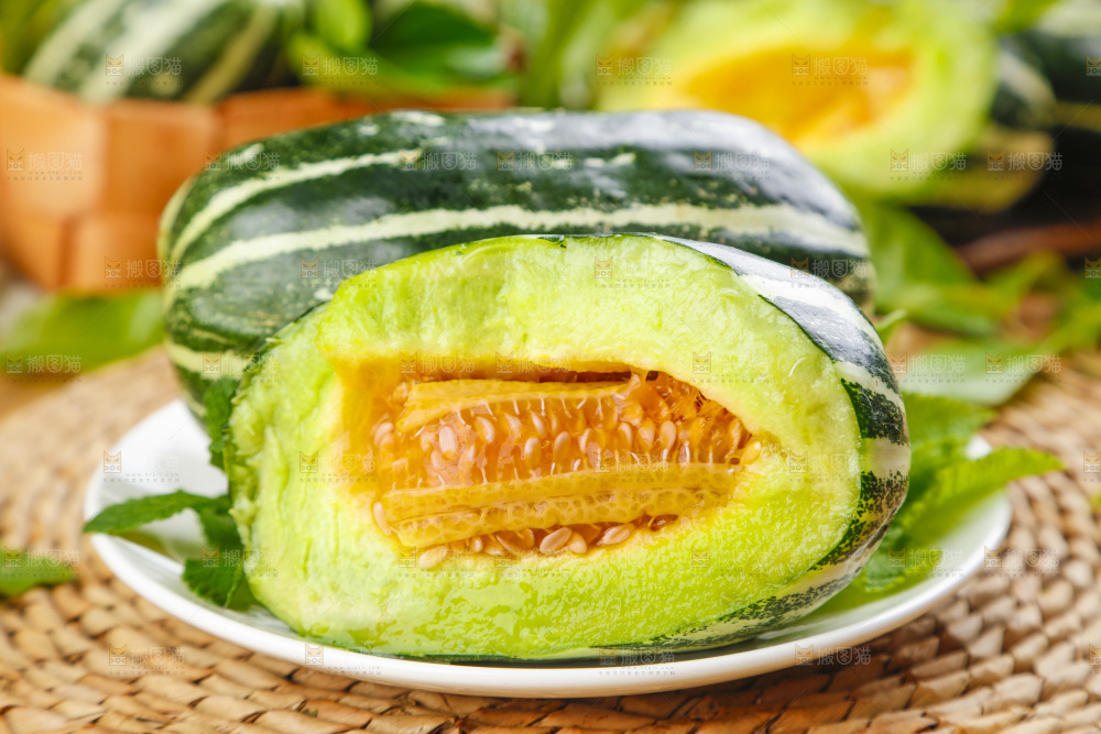 盘子里装着花皮甜瓜