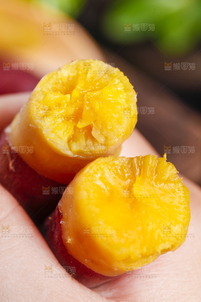手里拿着板栗蜜薯
