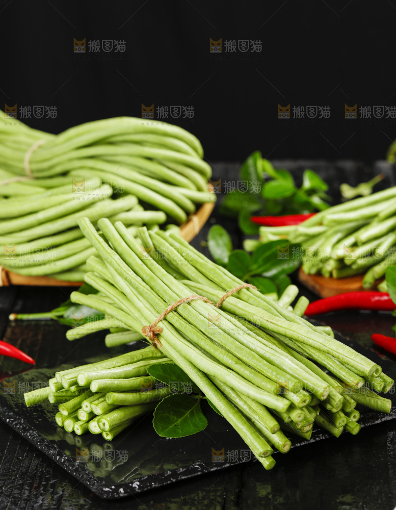 深底上摆放着长豆角