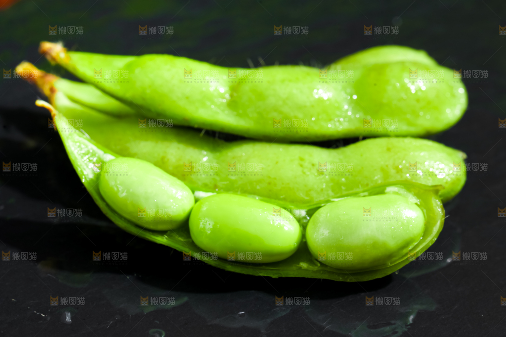 黑底上摆放着生毛豆