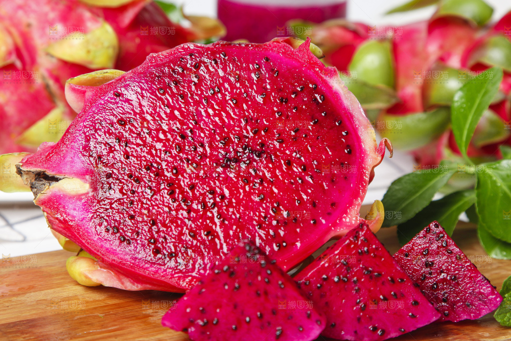 木底上放着火龙果