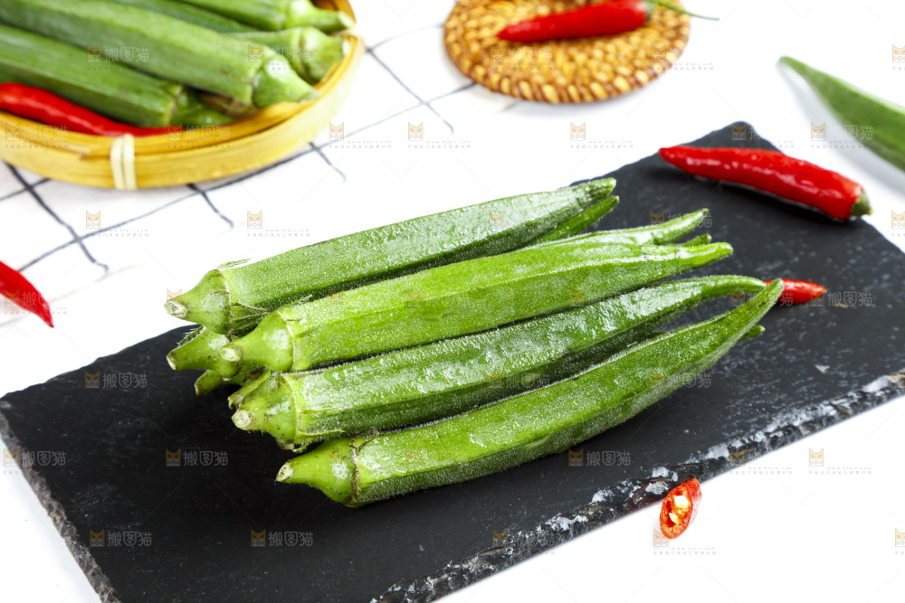 黑底上摆放着秋葵