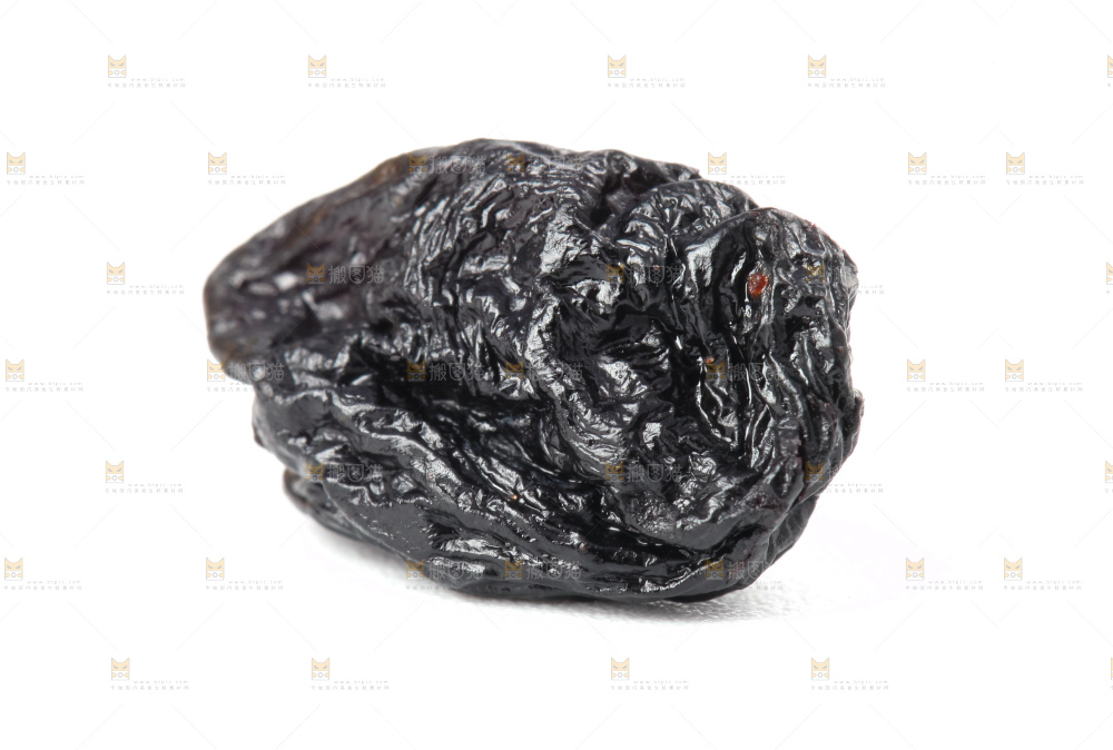 白底上摆放着黑葡萄干