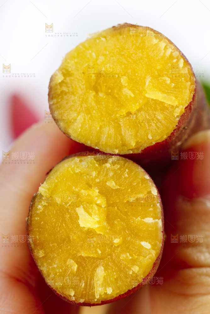 手里拿着着小蜜薯