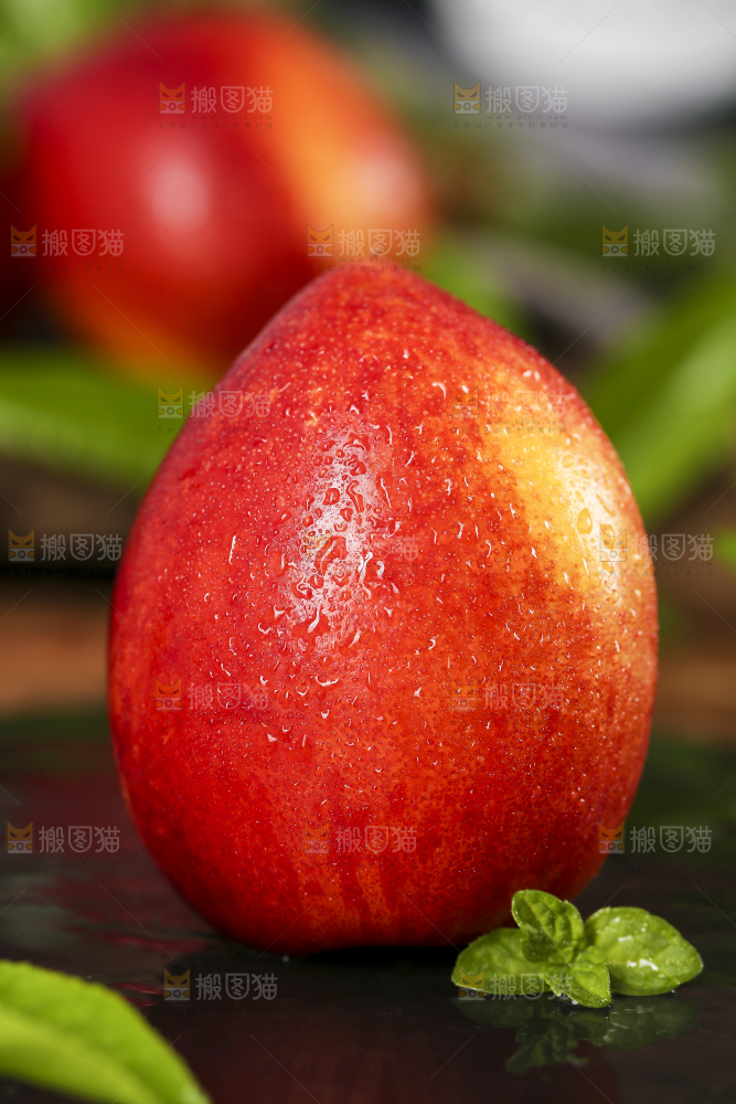 黑底上摆放着油桃子