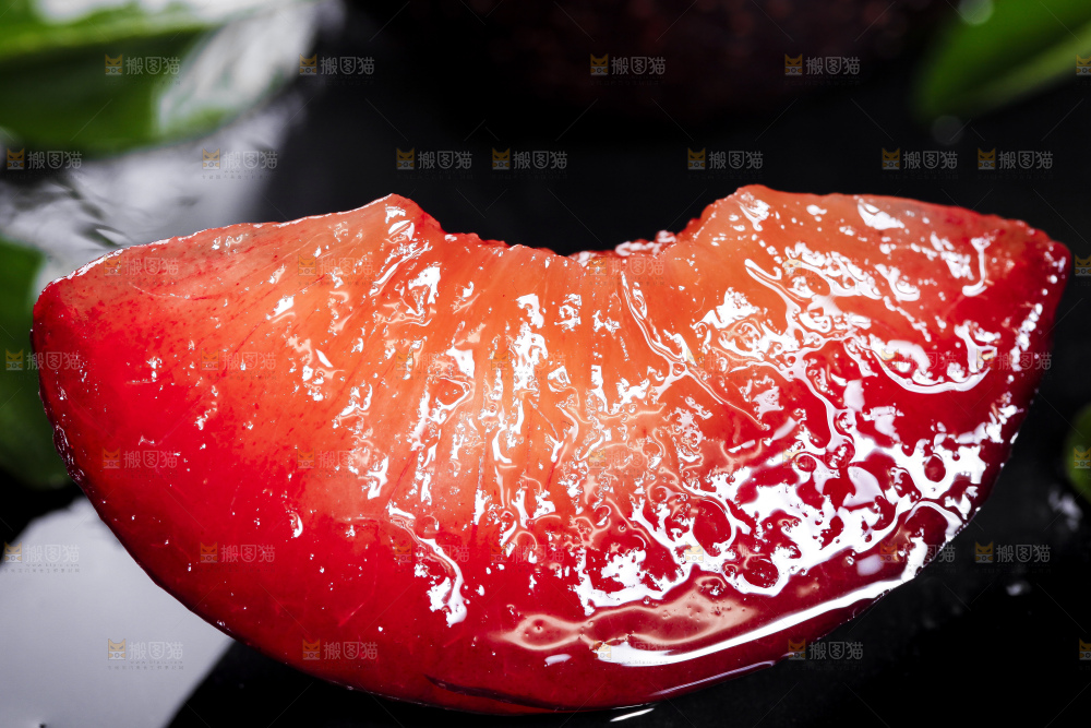 黑底上摆放着智利进口恐龙蛋