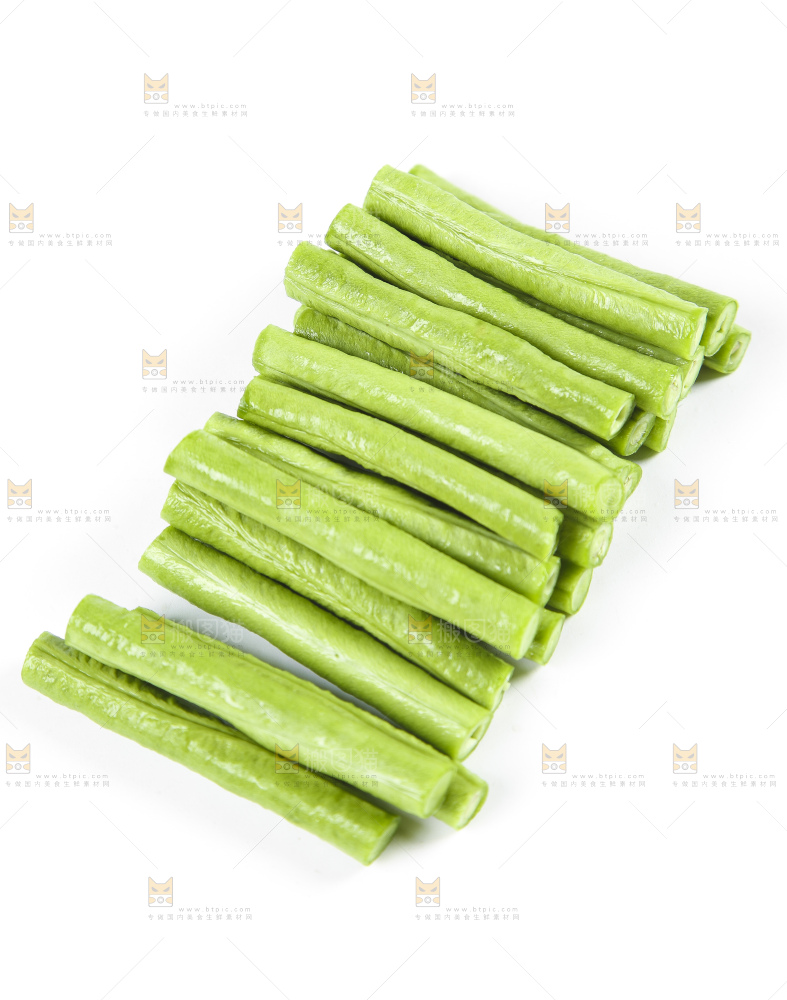 白底上摆放着新鲜豇豆