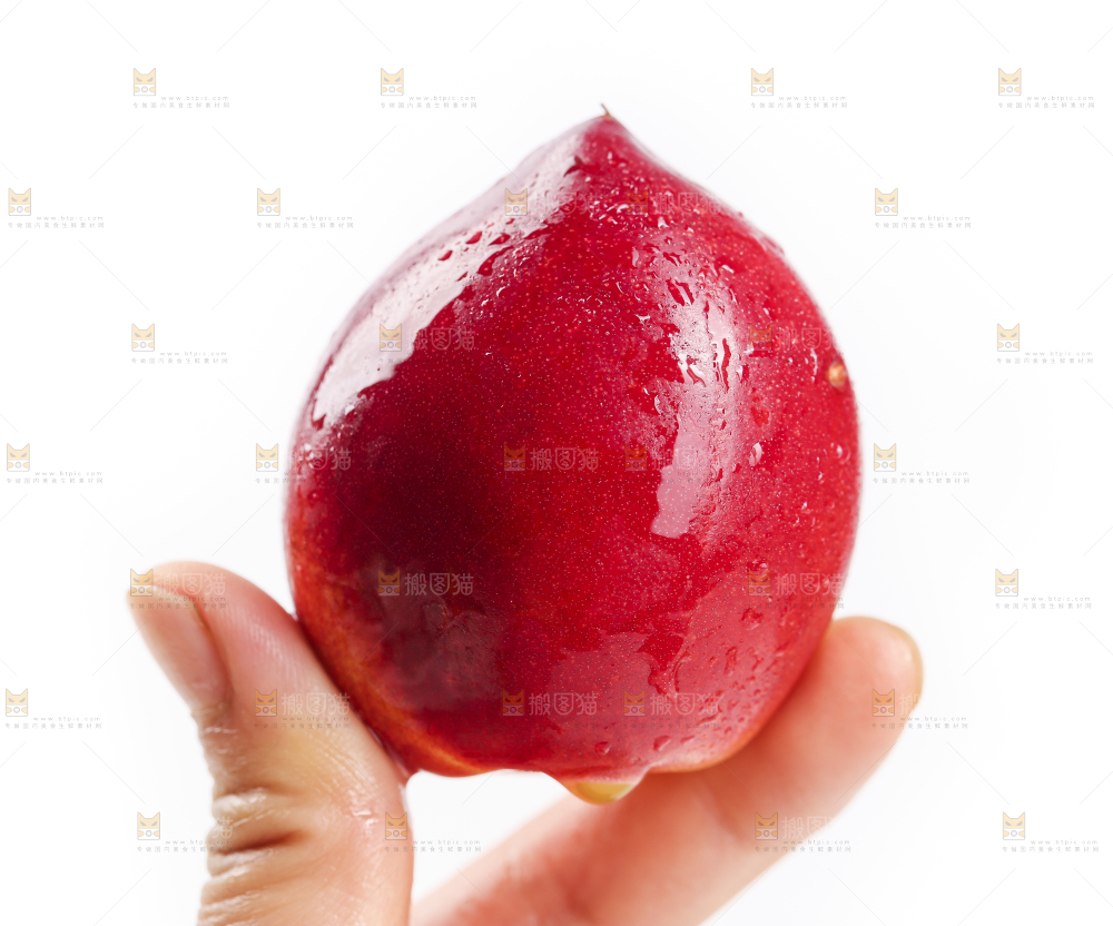手里拿着黄心油桃