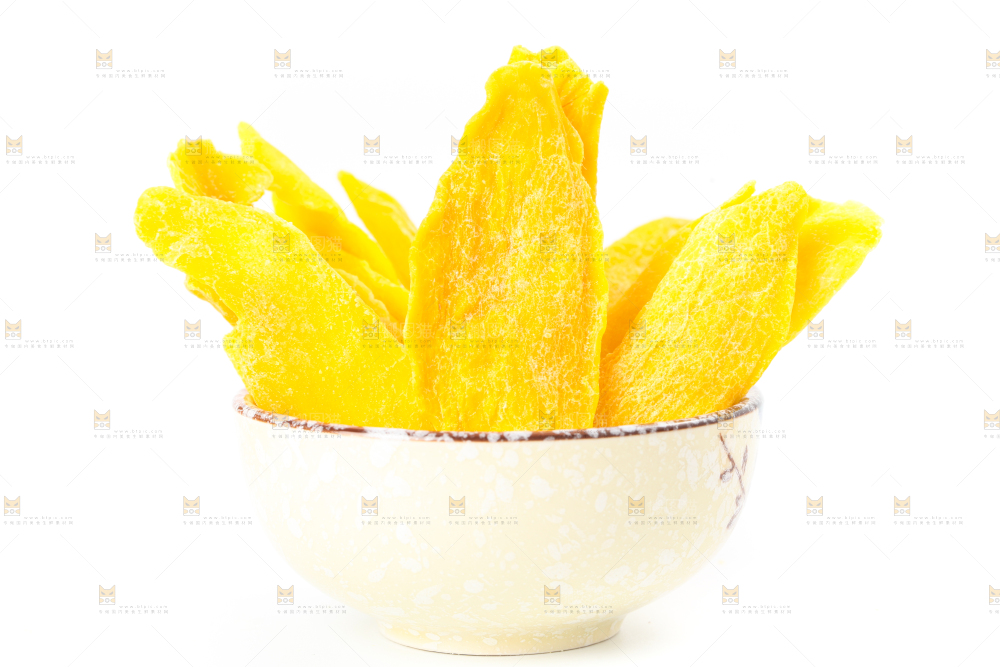 碟子里装着风味芒果干