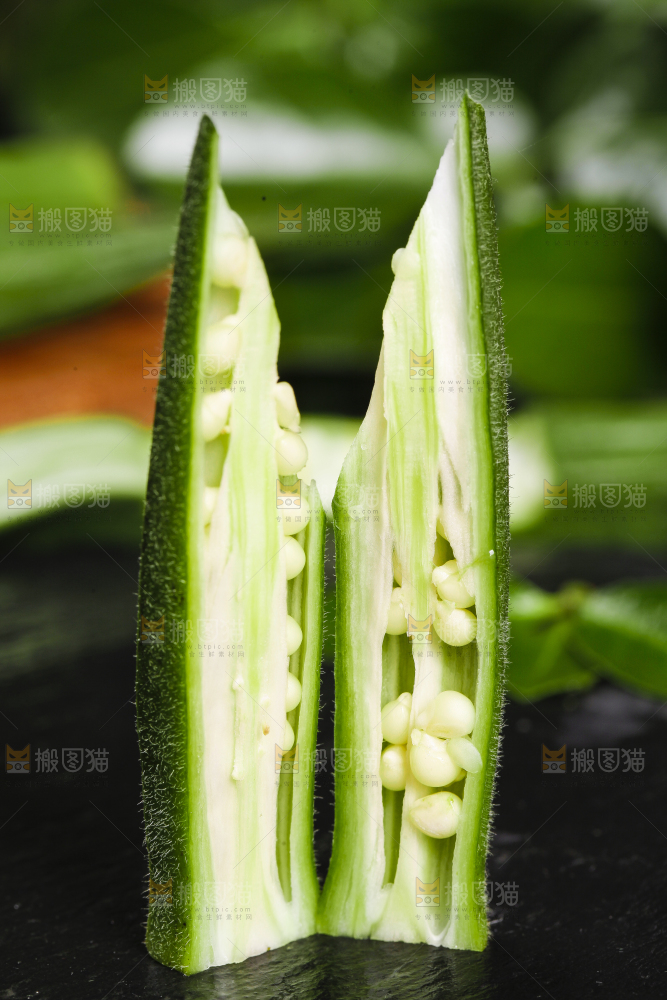 深底上摆放着秋葵