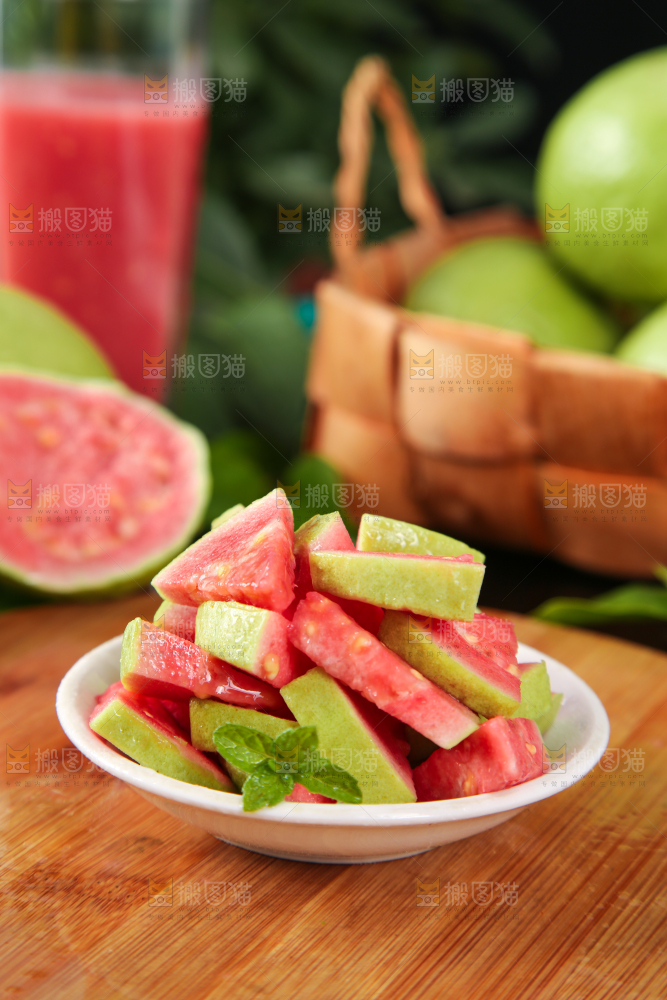 盘子里装着红心芭乐的果肉
