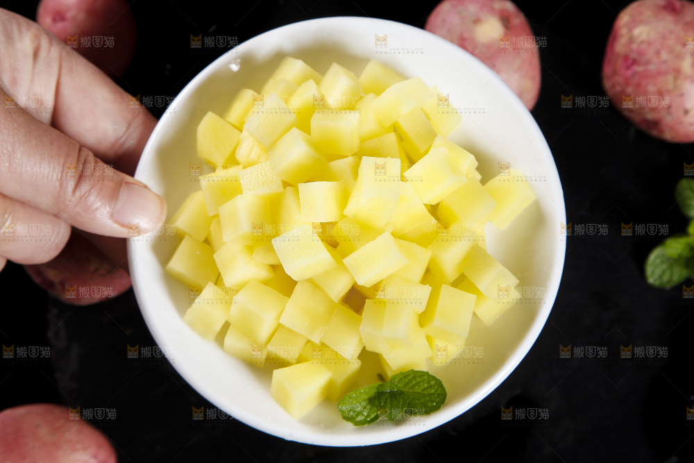碟子里装着切成小块的土豆